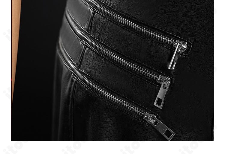 主人公『夜と共に』衣装のラッチ装飾。機能的な留め具とデザインの一体感を示す接写。