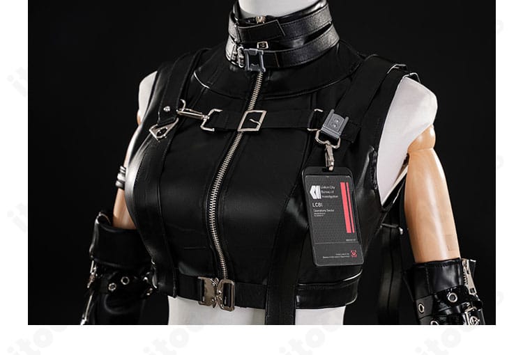 主人公『夜と共に』衣装の上衣装飾ディテール。胸元の刺繍と装飾パネルの仕立てが見えるクローズアップ。