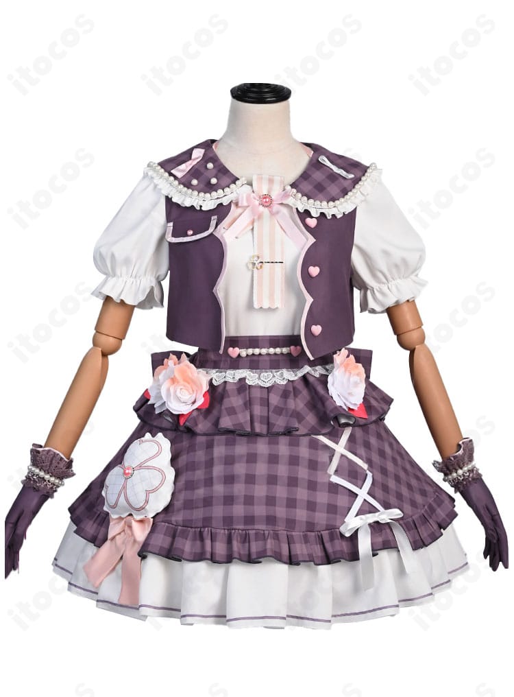 桃井愛莉 4周年MMJ衣装の正面全身。鮮やかなカラーと胸元のスカーフ、ネクタイピンが映えるデザイン。