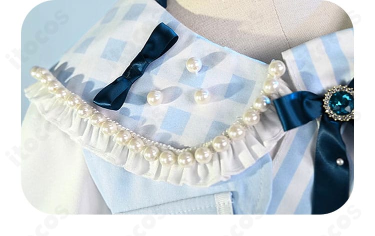 桐谷遥コスプレ衣装の襟元ディテール。襟の形状と装飾パーツの質感が分かる近接写真