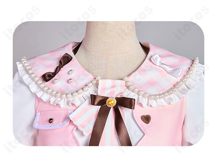 花里みのり 4周年衣装の襟元装飾クローズアップ。刺繍風ディテールとネクタイピンの質感が分かる画像。