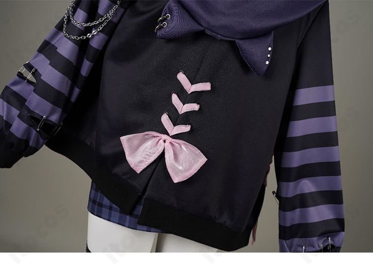 外套背面全体。切り替え線と落ち感でシルエットを美しくキープ。