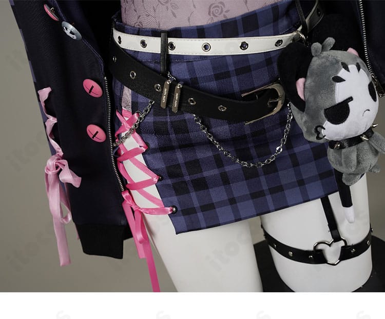 ウエストベルト装飾。立体感のあるバックルで引き締め効果。