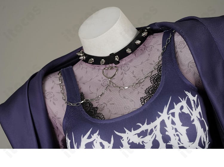 ネックレス装飾のアップ。華やかなアクセサリーが胸元のポイントに。