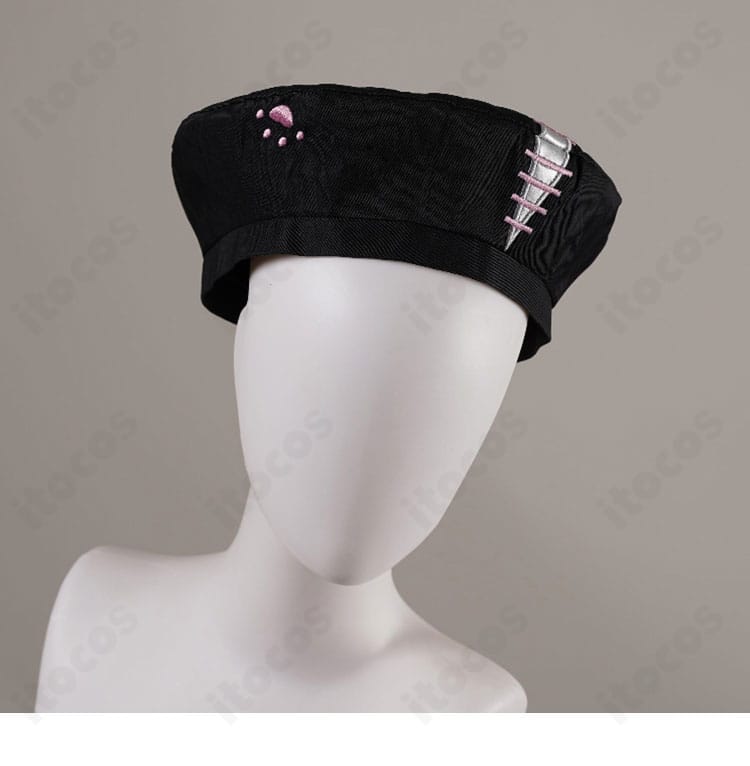 帽子側面のディテール。立体装飾が個性を引き立てる。