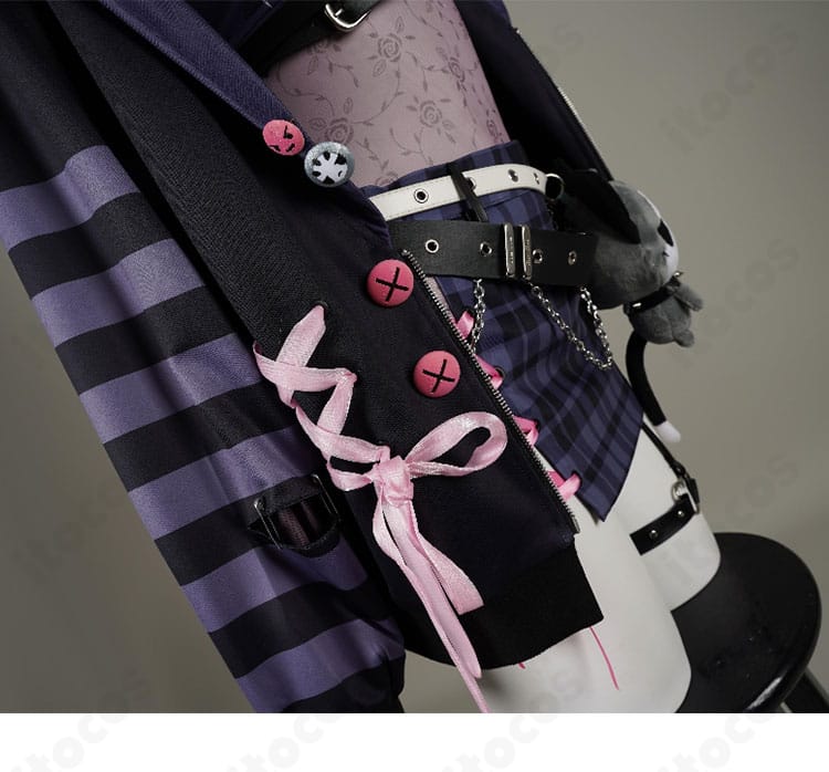 外套裾の紐装飾。動きに合わせて揺れる軽やかなアクセント。