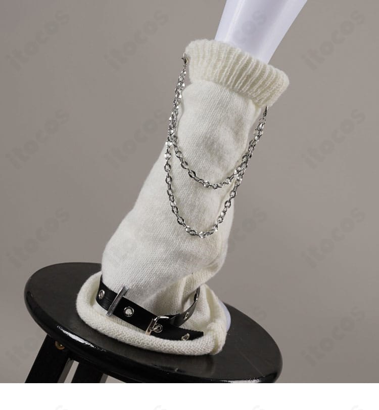 レッグカバーのチェーン装飾。メタル調の質感がアクセントに。