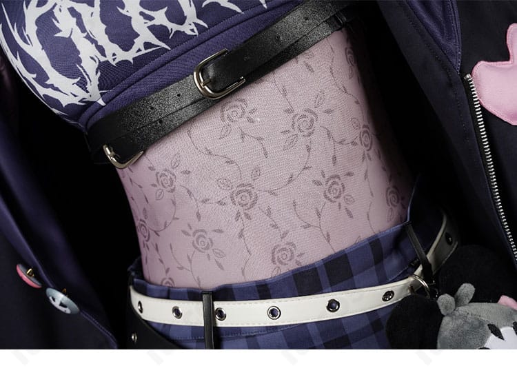 花柄装飾のクローズアップ。繊細な柄がコーデに華やかさを加える。