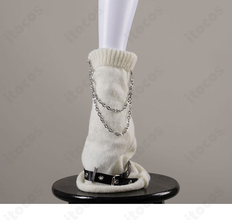 レッグカバー背面。ライン配置と留め具の作り込みを確認可能。