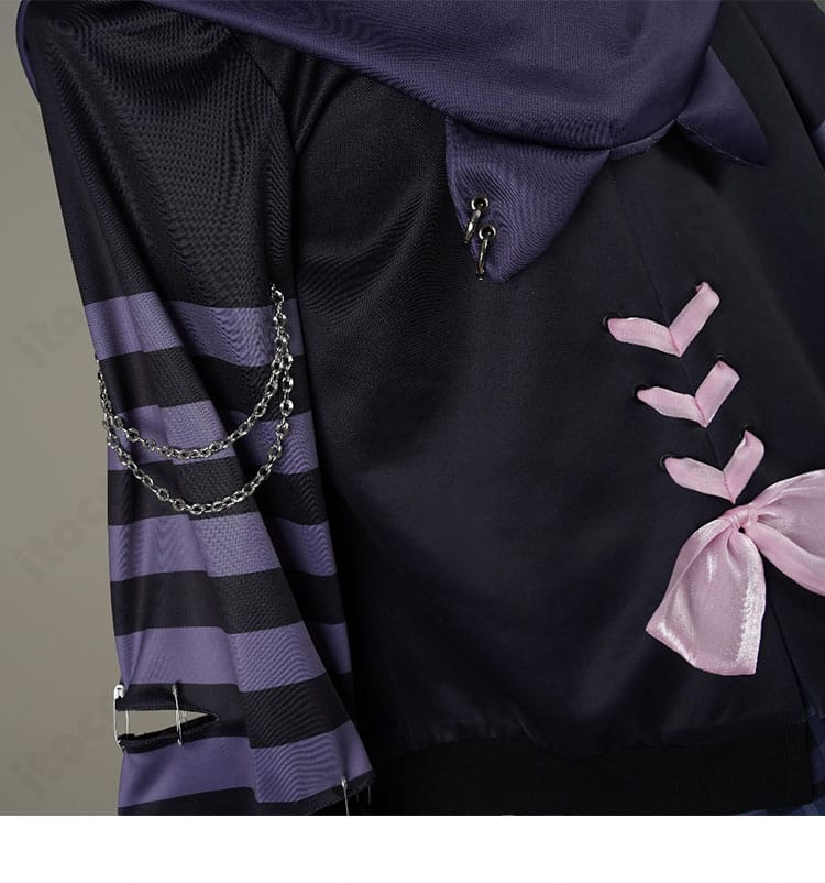 外套背面の装飾アップ。バックスタイルのアクセントが映えるデザイン。