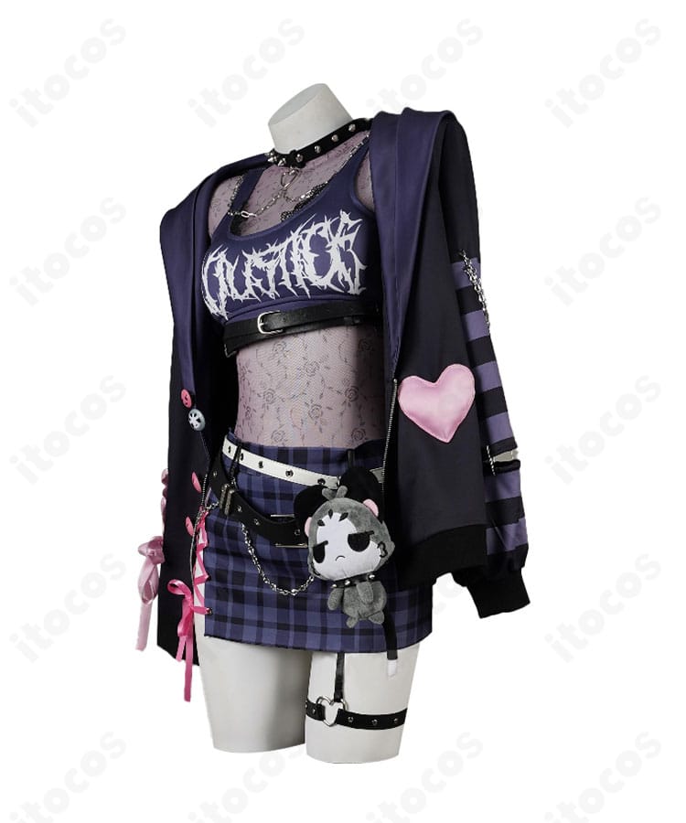 ラオーラ・パンテーラ私服コスプレの側面。外套のドレープとスカートのレイヤーによる美しいシルエット。