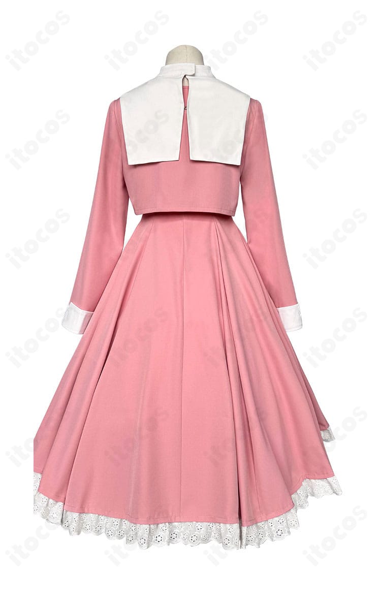 背面全体：大道寺知世 ピンクワンピース衣装のバックスタイル。上着の落ち着いたラインとスカートの後ろシルエットを確認できる画像。