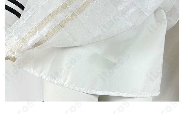 スカート内側の仕上げ。裏側の縫製と肌当たりへの配慮を示すクローズアップ。