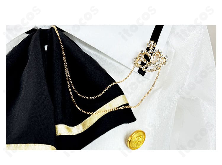 胸飾りのアップ。装飾の造形と質感、留め具位置まで確認できるディテール画像。