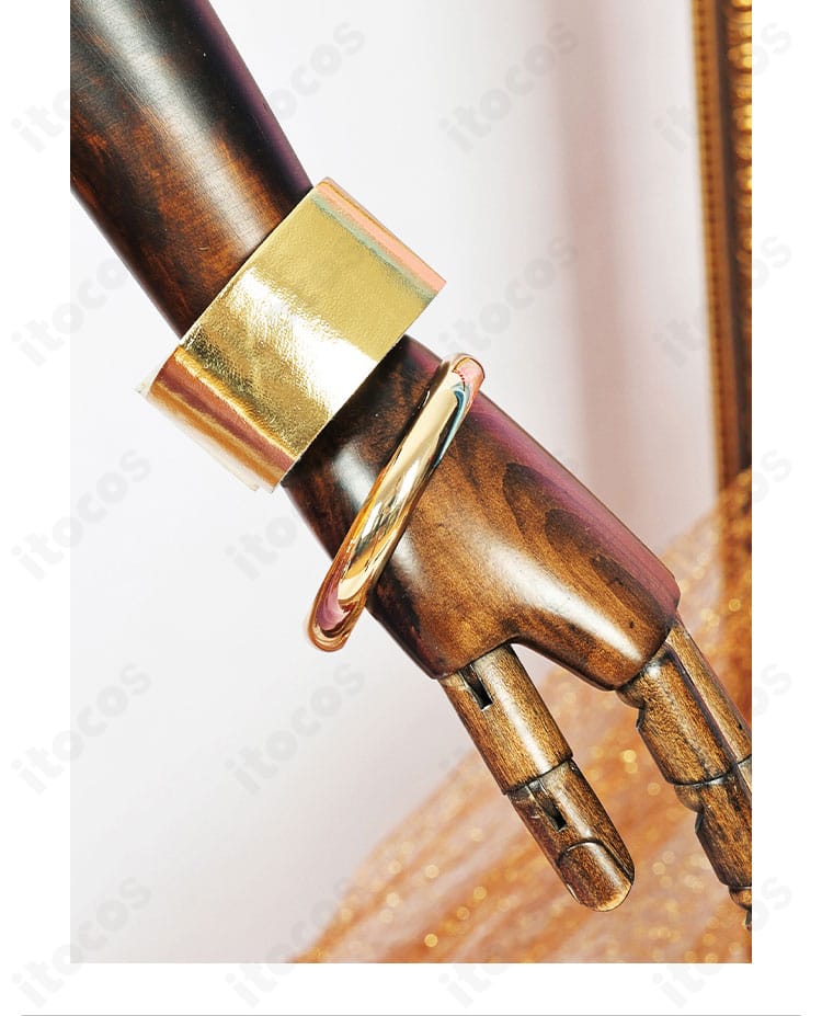 腕飾りディテール：ほしな歌唄 ダンサー衣装。アームアクセサリーの形状と留め位置が分かる詳細写真。