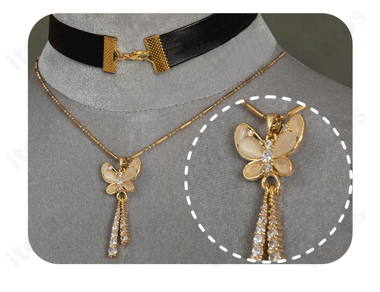 白石杏 Livelylady Dress付属ネックレスの近接写真。首元のデザインと質感がわかる。