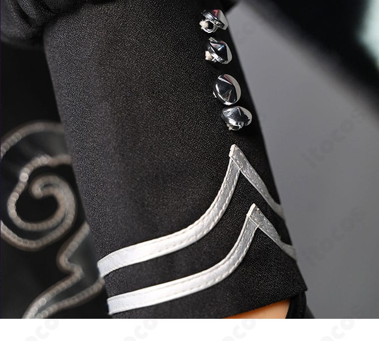 袖口周辺の装飾ディテール。配色切り替えと細部の縫製を確認できる写真。