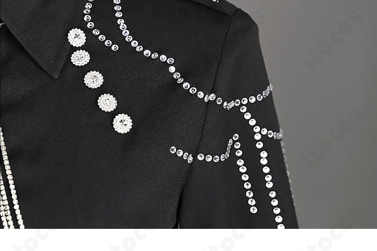 肩から袖にかけての装飾ディテール。ステージ映えする立体パーツの質感が分かります。