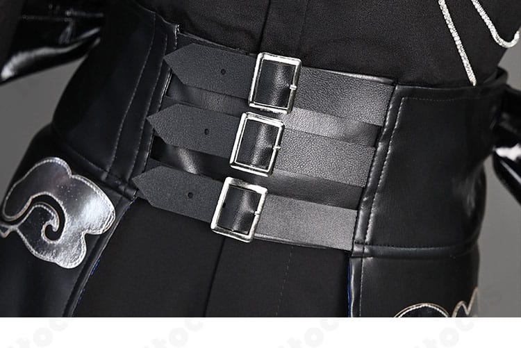 コルセットベルト周りの装飾ディテール。金具やストラップの意匠を強調したカット。