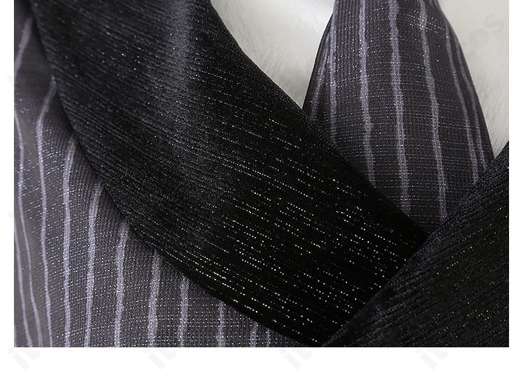 領口装飾の刺繍ディテール。細かな縫製と装飾の美しさを強調した近接写真。