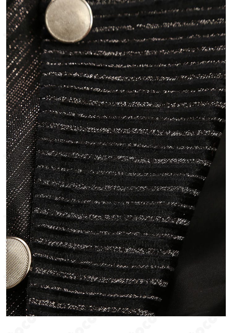 襟周りのステッチと装飾の詳細。キャラクターの特徴を忠実に反映した仕立て。