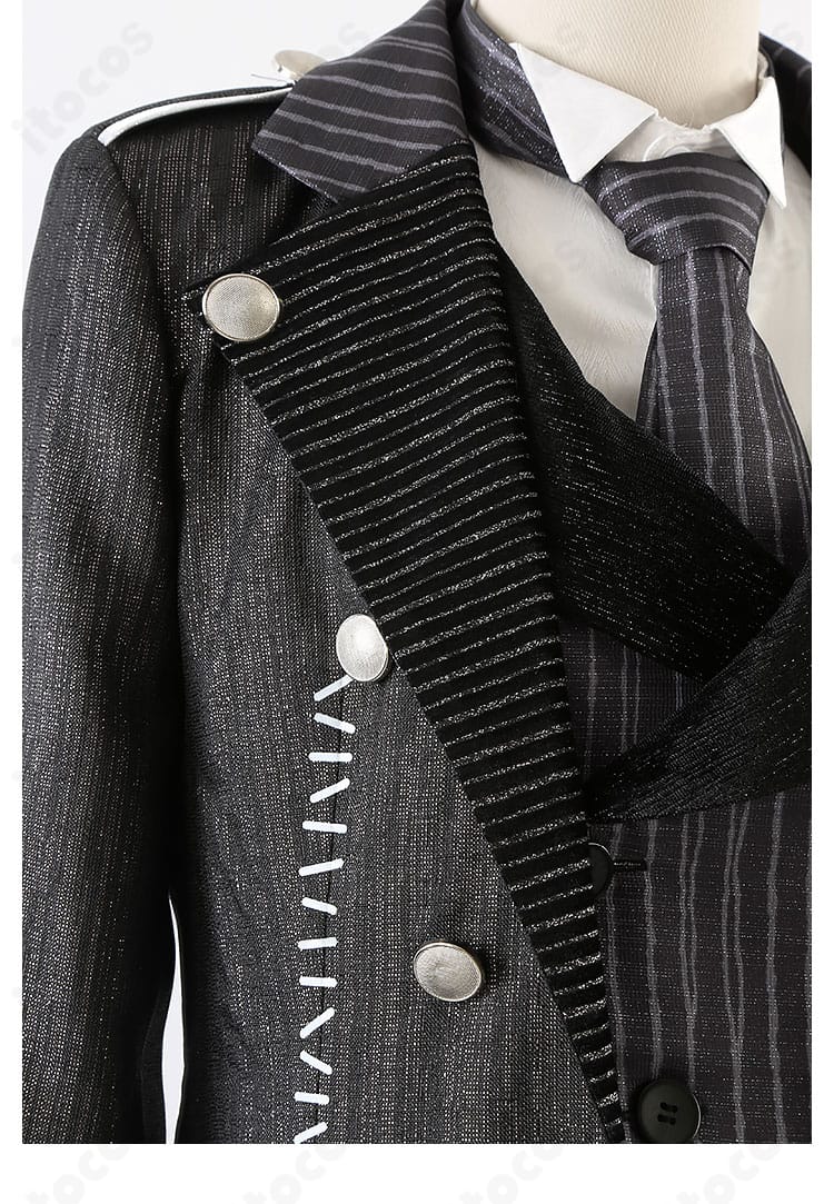 襟元の装飾アップ。マレウスらしい威厳を演出するモチーフと配色の再現に焦点を当てた画像。