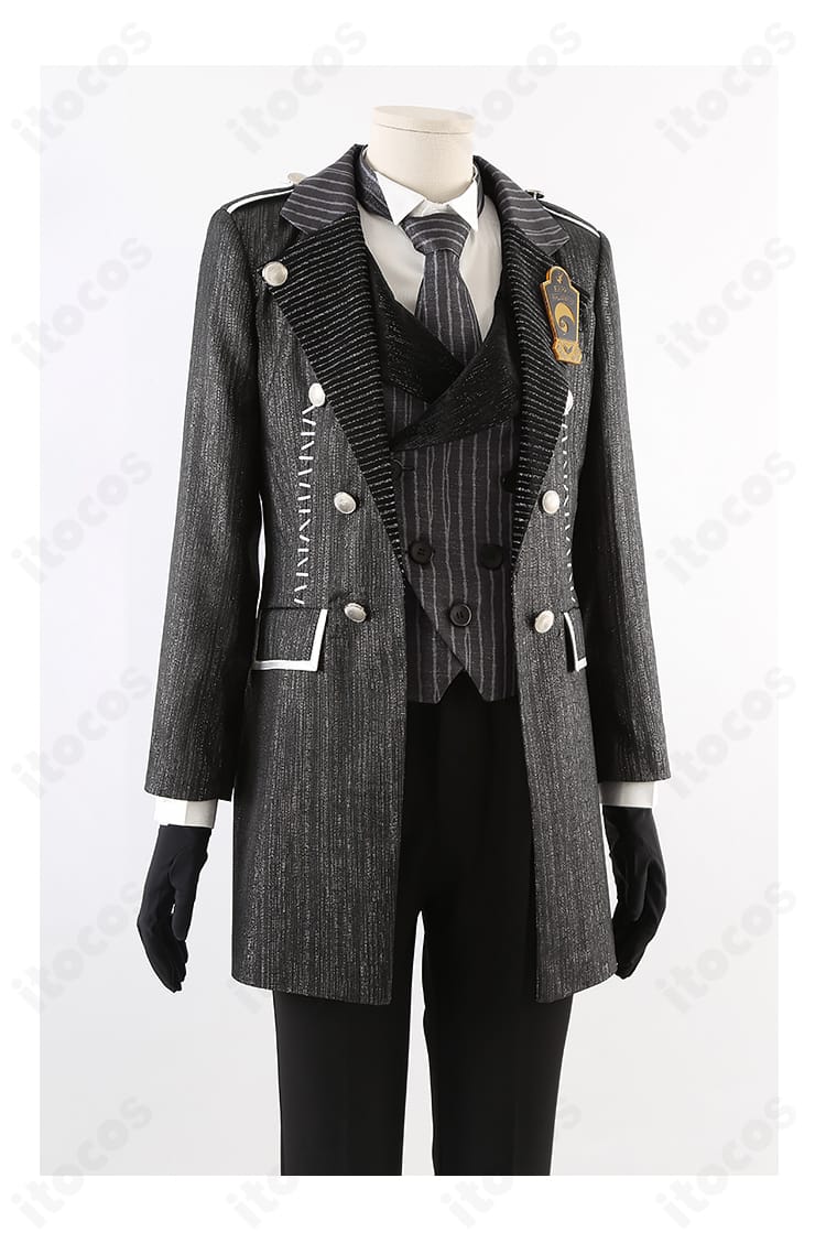 コートの門襟装飾ディテール。ツイステらしい豪華な意匠を近距離で表したクローズアップ。