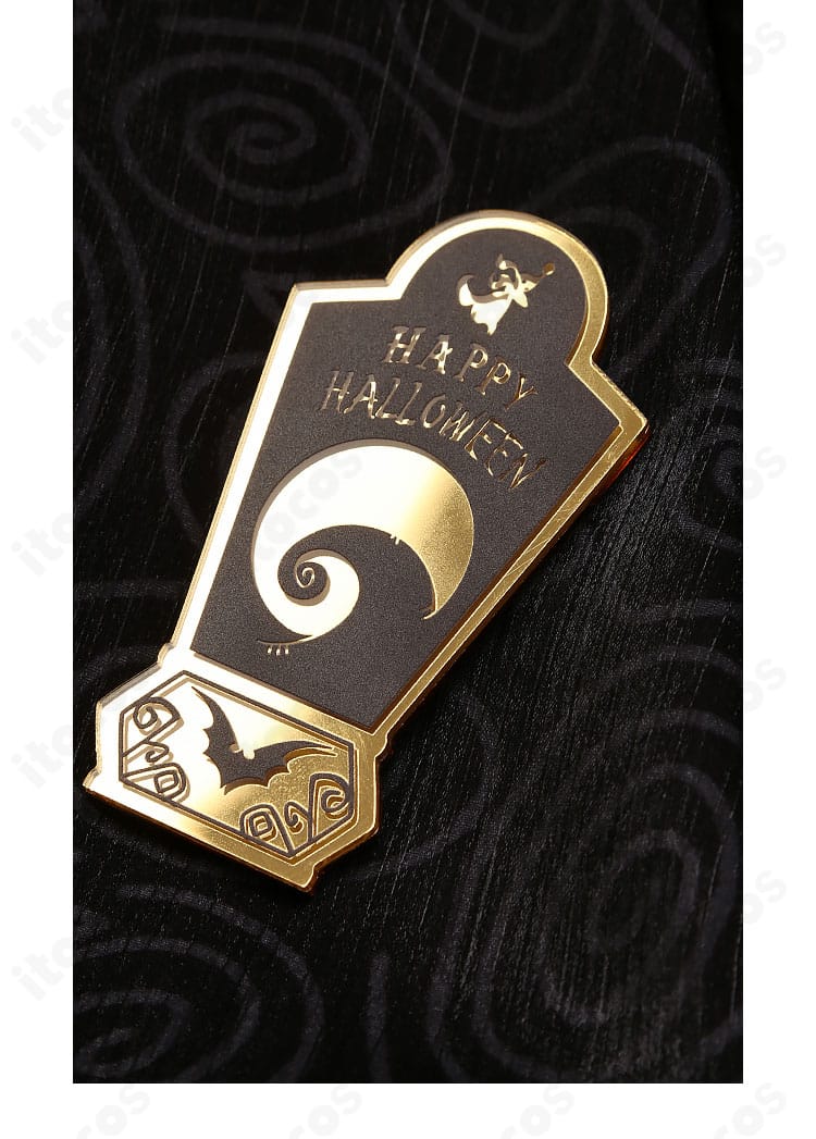 胸飾りパーツの詳細アップ。エレガントで力強い印象を与えるデザインを明瞭に示す。