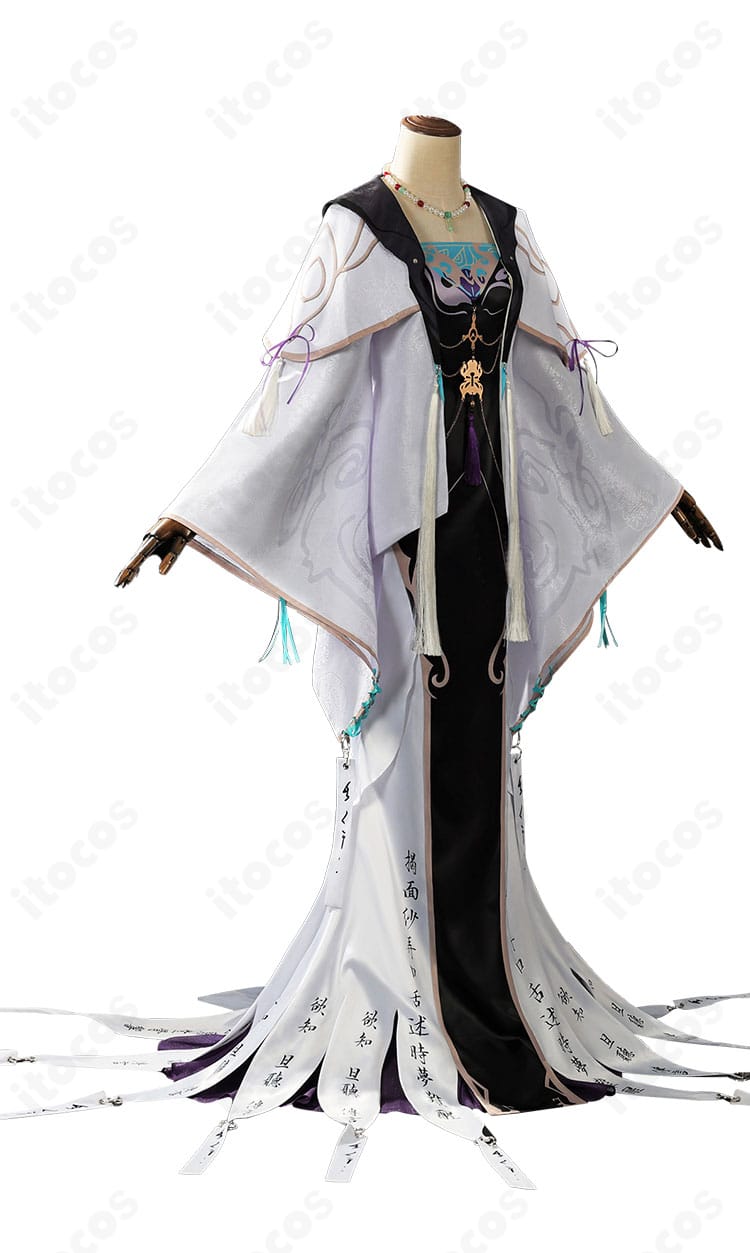 コートとワンピースの側面シルエットを示す詳細写真。フィット感と装飾配置のバランスが分かる構図。