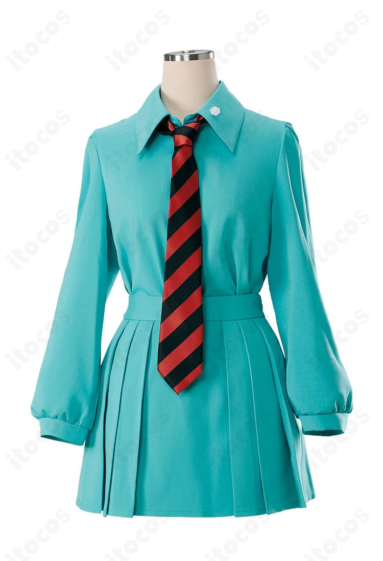 アマテ・ユズリハ（マチュ）制服コスのスカート前面ディテール。刺繍とプリーツの仕上がり、ステッチの美しさを拡大表示。