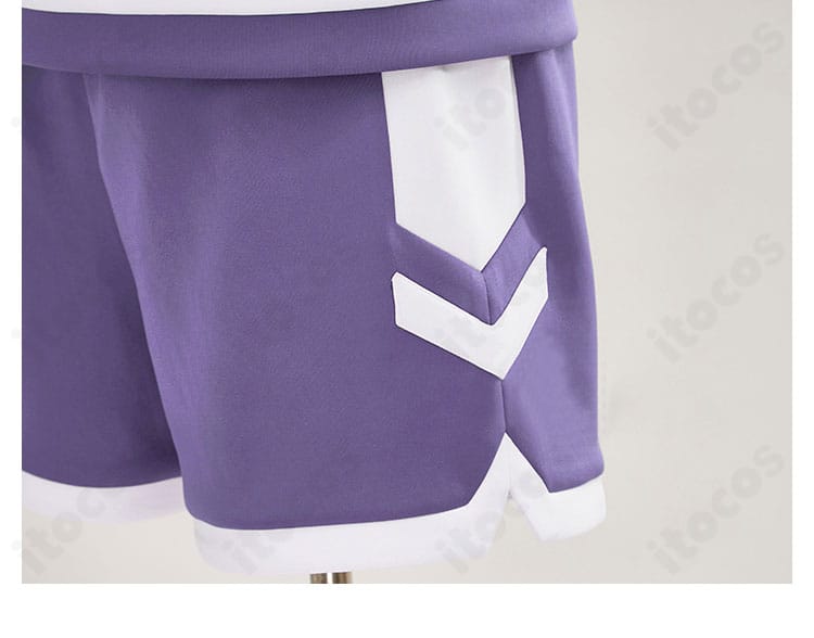 ショートパンツの装飾と縫製細部。サイドラインの幅、ステッチの精度、動きやすい股上設定を確認できる。