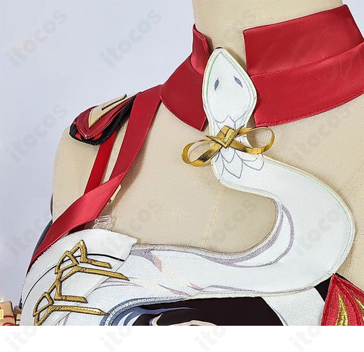 キアナ・カスラナ 衣装の襟元ディテール。精緻な刺繍と装飾パーツの質感が伝わる近接画像。