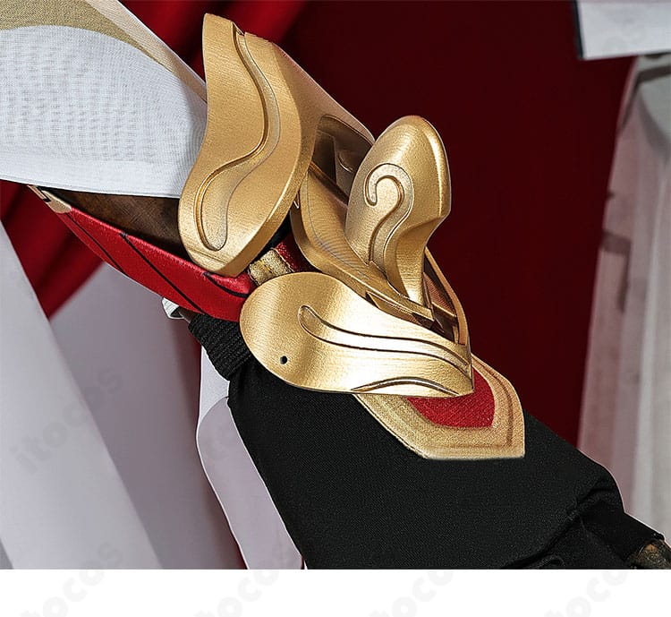 キアナ・カスラナ 衣装の腕飾りアップ。メタル調パーツと生地の質感、留め具の仕立てを確認可能。