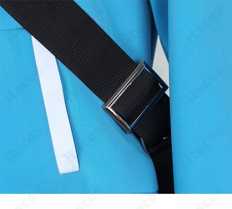 メッセンジャーバッグの肩ベルト装飾ディテール。金具とステッチの表情が分かる近接写真。