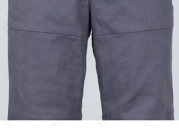 パンツ裾のディテール。裾幅と仕上げのステッチが分かるアップ。