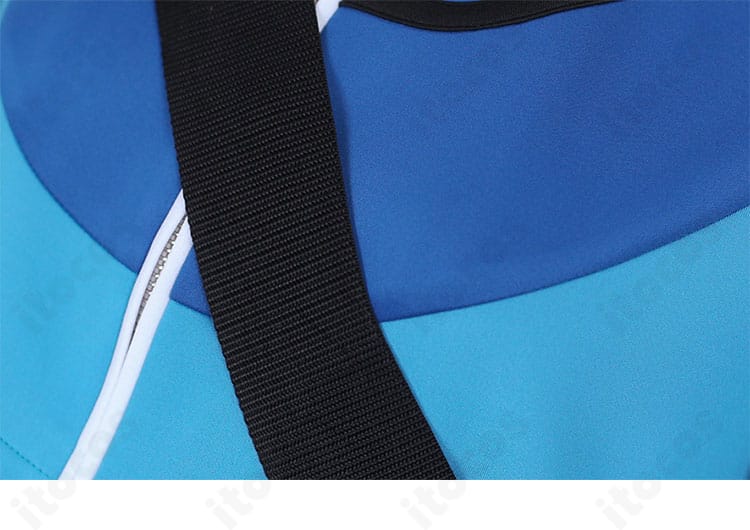 肩ベルト部分のディテール。ショルダーベルトの取り回しと縫製の仕上がりを拡大。