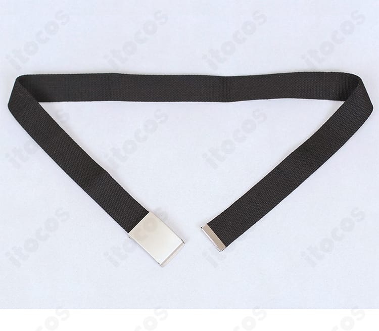 ベルト部分のディテール。バックルの質感と帯の表情を示す近接写真。