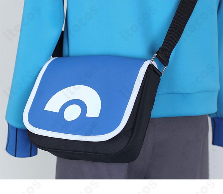 メッセンジャーバッグ全体の外観。トウヤ衣装と合わせたサイズ感とフォルムを確認。