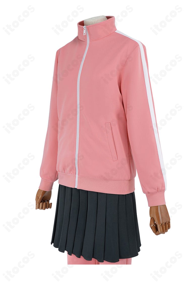 ジャージ姿の側面からの装飾詳細。袖ラインの通りと輪郭の落ち感が分かるサイドビュー。