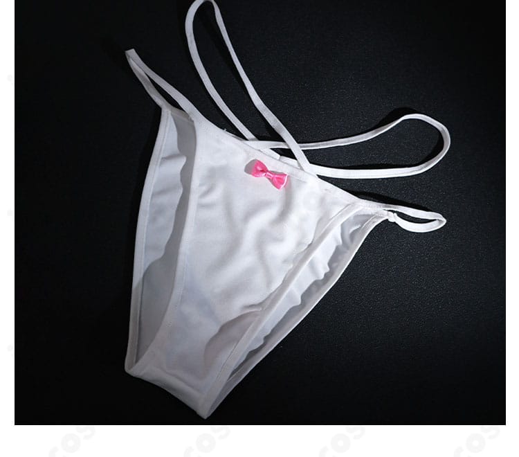 ショーツ部分のデザイン詳細。刺繍モチーフとトリムの仕上げが分かるクローズアップ。