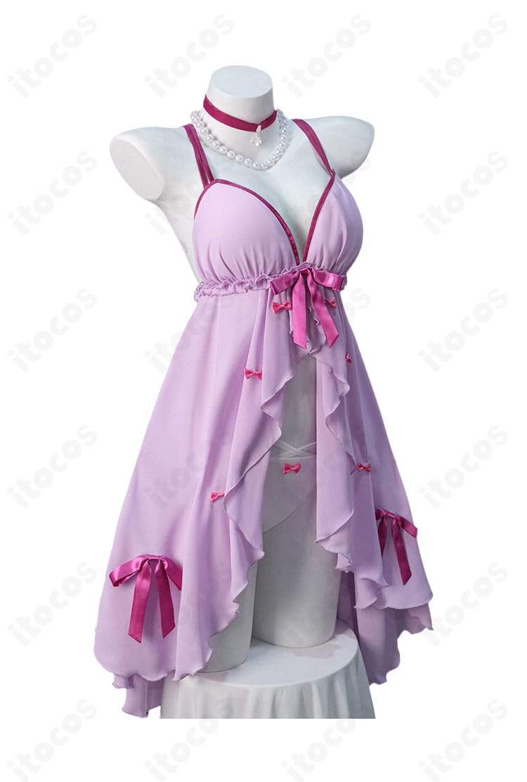 衣装の側面ディテール。サイドのシルエットとフィット感、装飾の流れが確認できる画像。