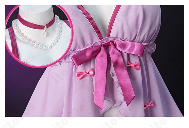 ネックレスとウエスト装飾のクローズアップ。光を受けたアクセサリーの質感と縫製の整いを示す画像。