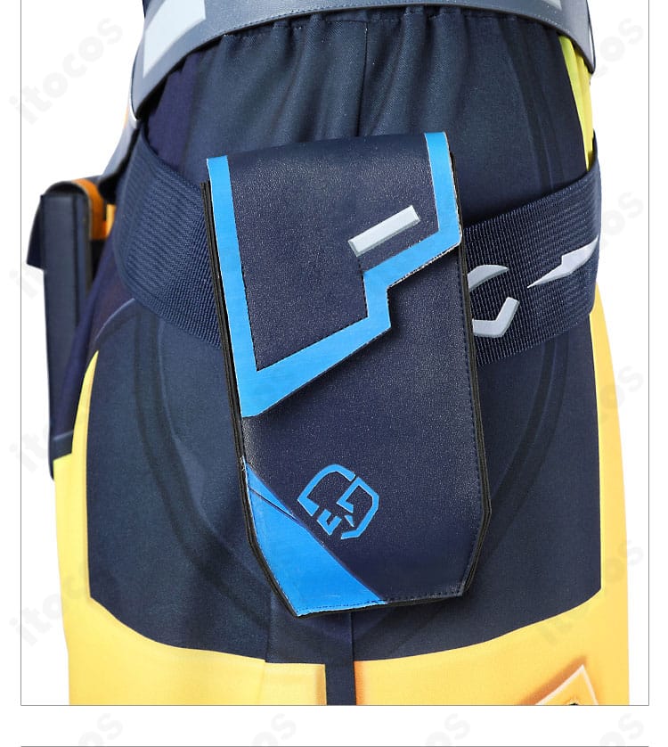 ウエストポーチのクローズアップ。ポーチの形状・フラップ・金具のデザインを強調。