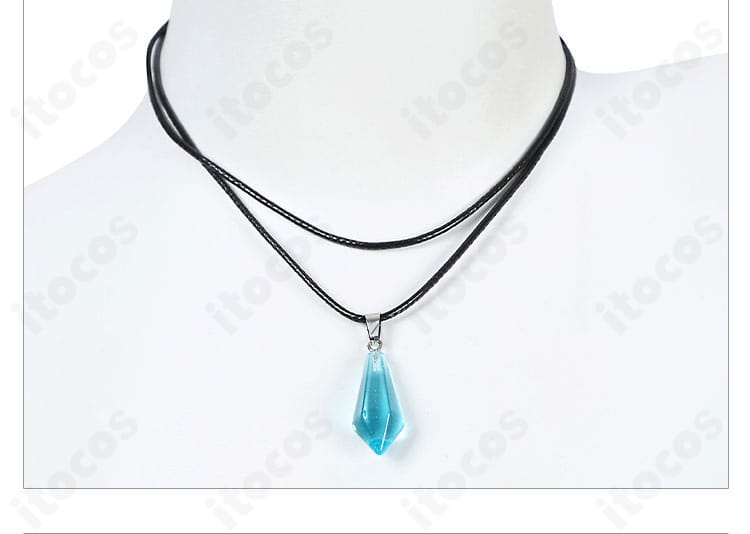 ネックレスの装飾ディテール。トップの形状とチェーンの質感をアップで表現。