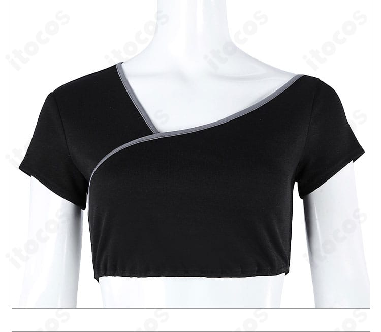 黒インナー半袖のディテール。袖口のフィット感と生地表面の質感を確認。