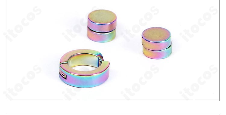 耳飾りのディテール。モチーフの形状と表面仕上げが分かる拡大画像。