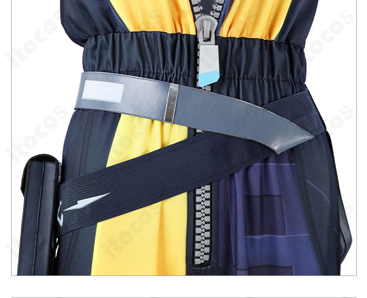 腰部の装飾ディテール。ベルトとウエストポーチの取り付けと意匠を確認。