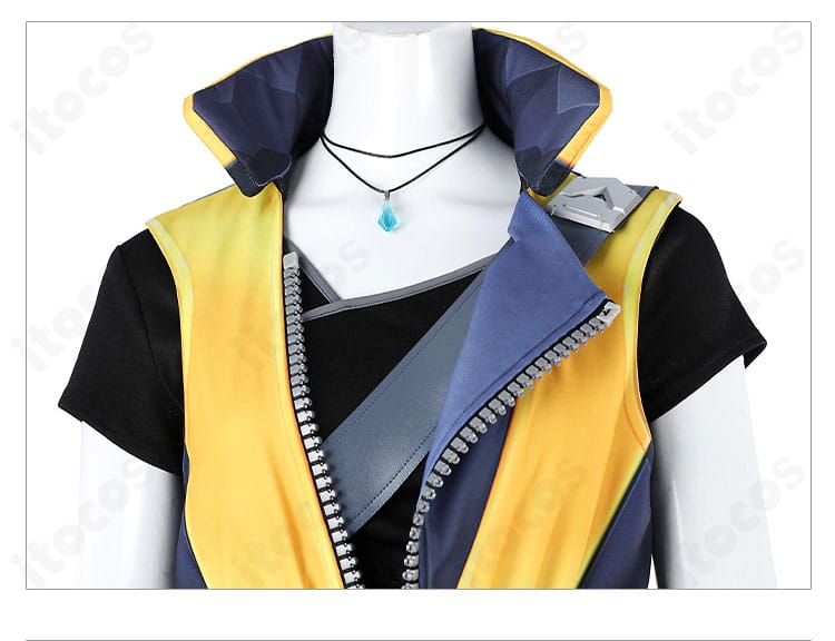 襟元の装飾ディテール。ネックラインの形状と装飾パーツの質感が見えるクローズアップ。