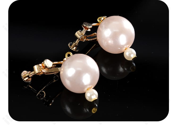 耳飾りの近接写真。可愛らしいモチーフと金具の仕上げが確認できる画像