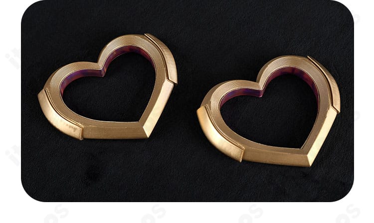 ハート意匠の腕飾りディテール。縁取りと留め具が分かるクローズアップ